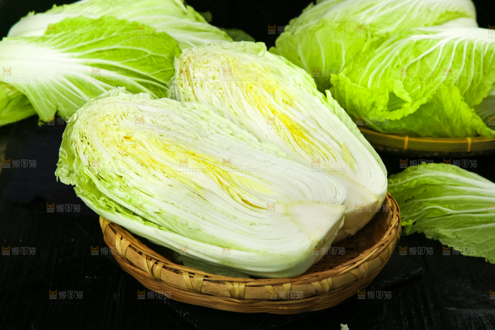 黑底上放着大白菜