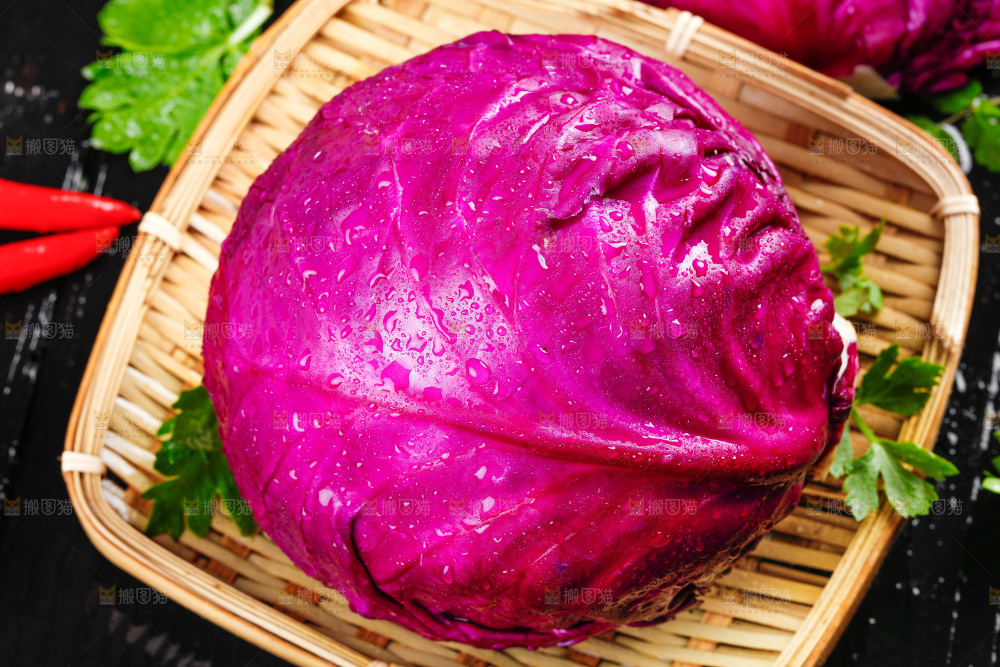 篮子里放着紫包菜