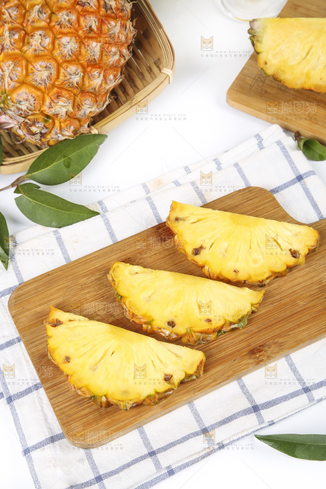 木板上放着切开的新鲜菠萝