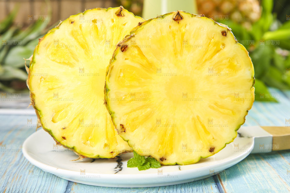 盘子里的凤梨果肉