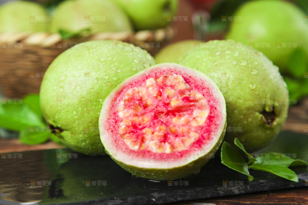 深底上摆放着广西红心芭乐
