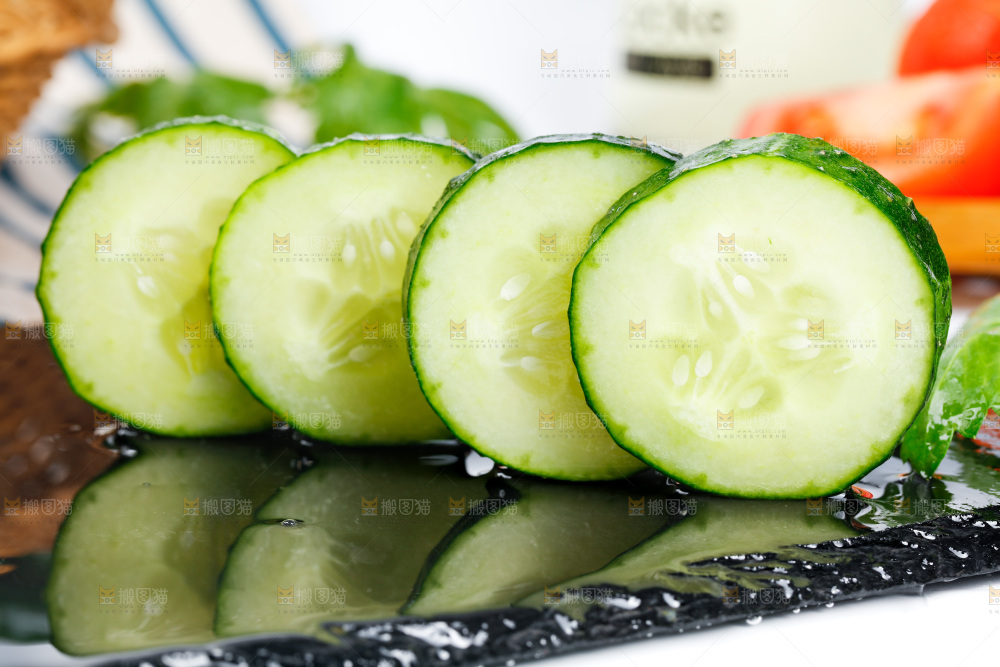 白底上放着黄瓜