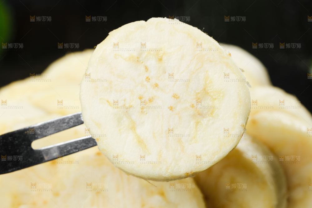 叉子插着广西苹果蕉的果肉