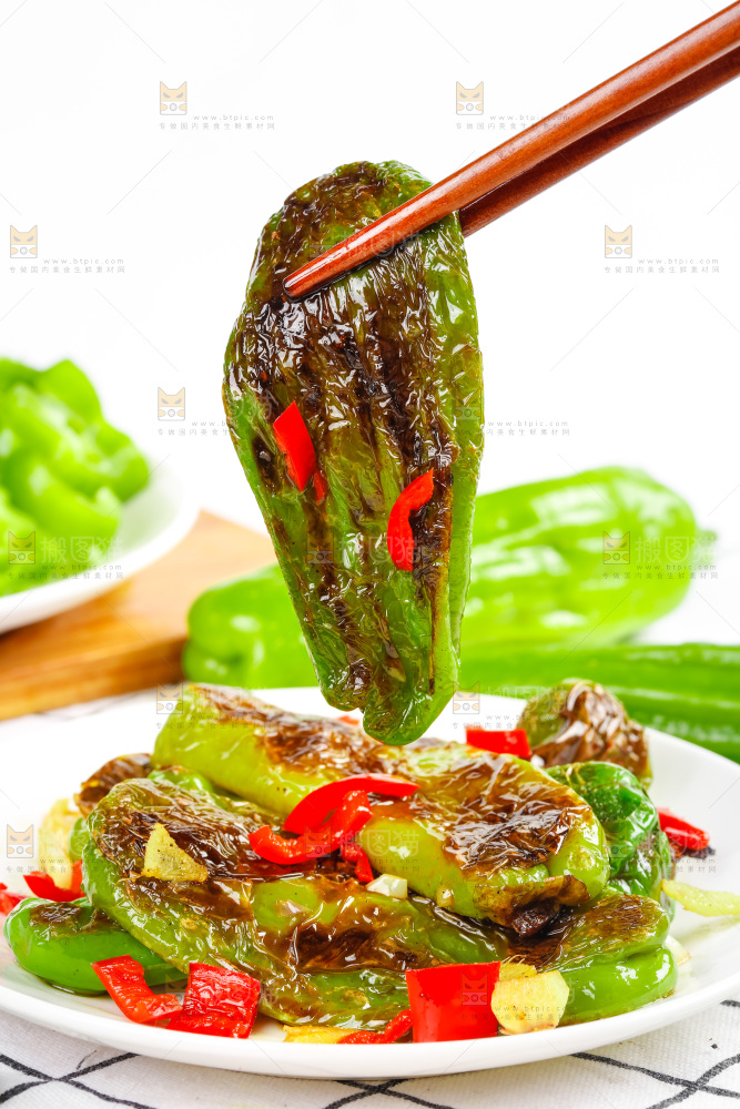 格上底上放着一盘农家青辣椒