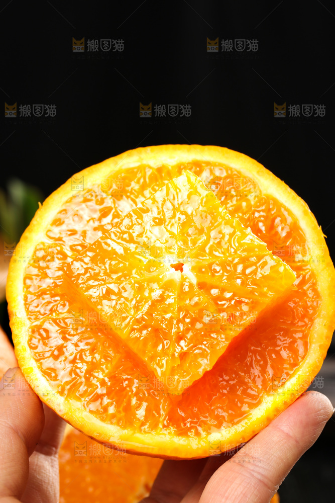黑石板上摆放着青见柑橘