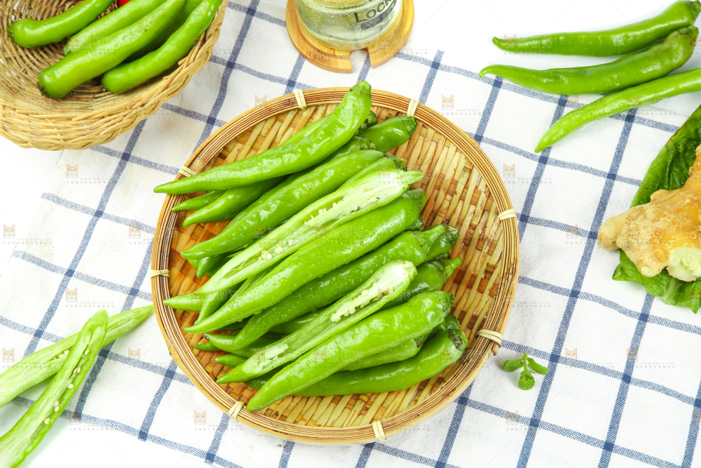篮子里的新鲜杭椒
