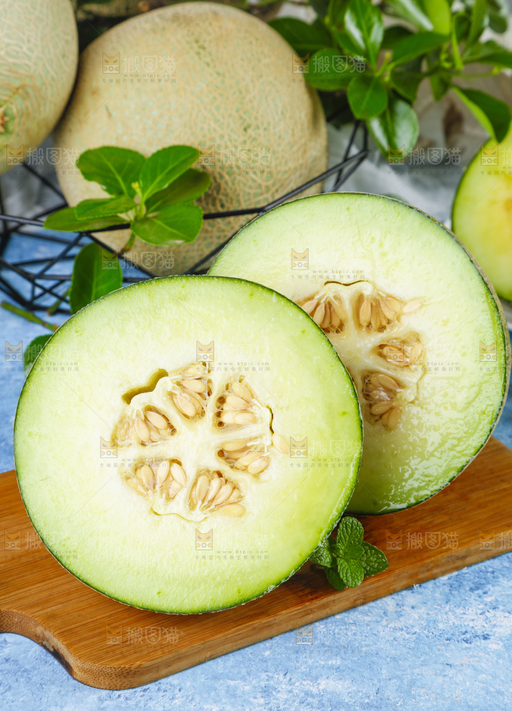 木底上放着切开的玫珑网纹蜜瓜
