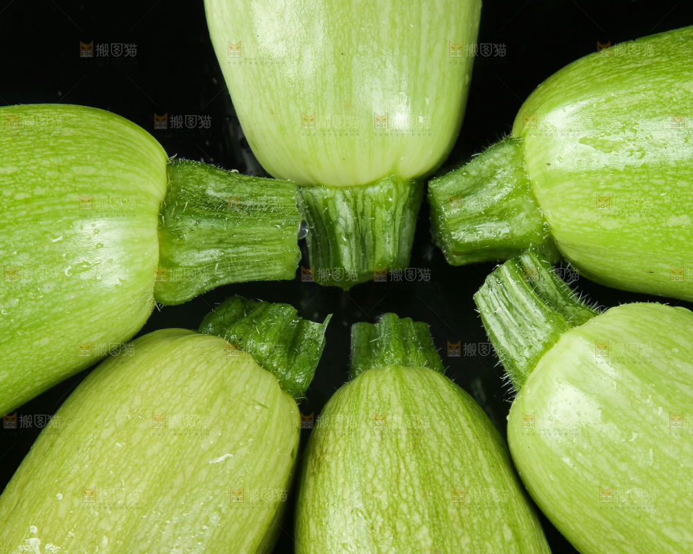 黑底上摆放着西葫芦