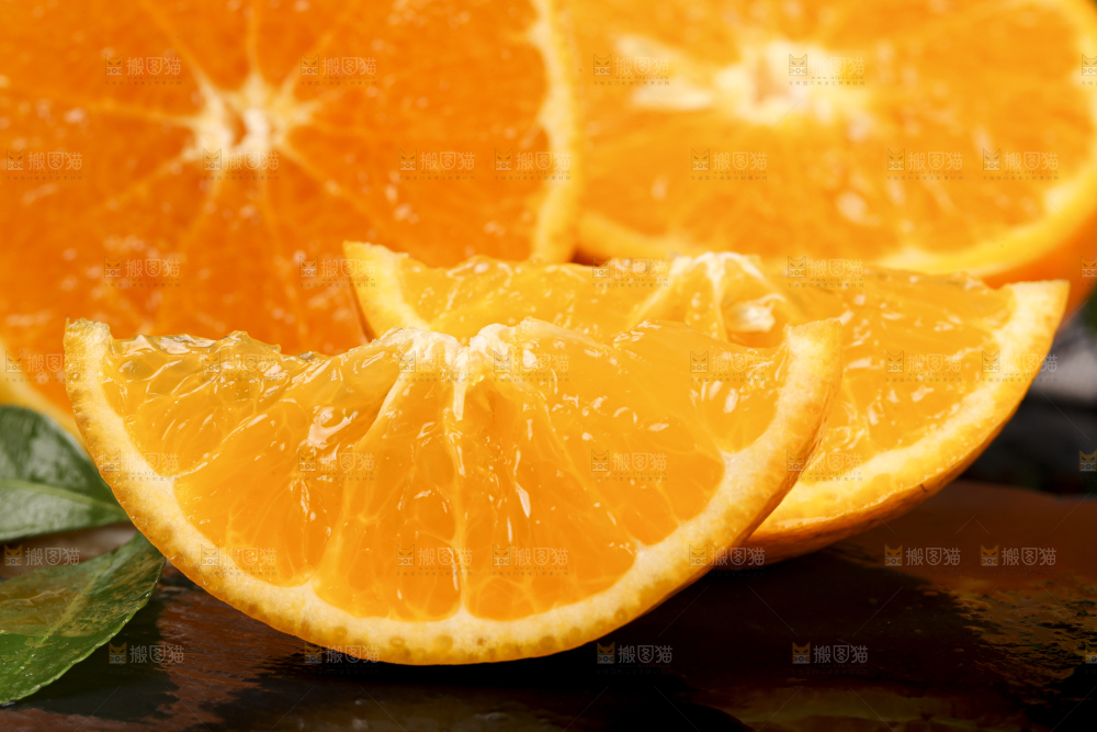 深底上放着切开的新鲜沃柑