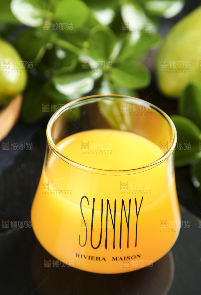 黑底上放着一杯新鲜芒果汁