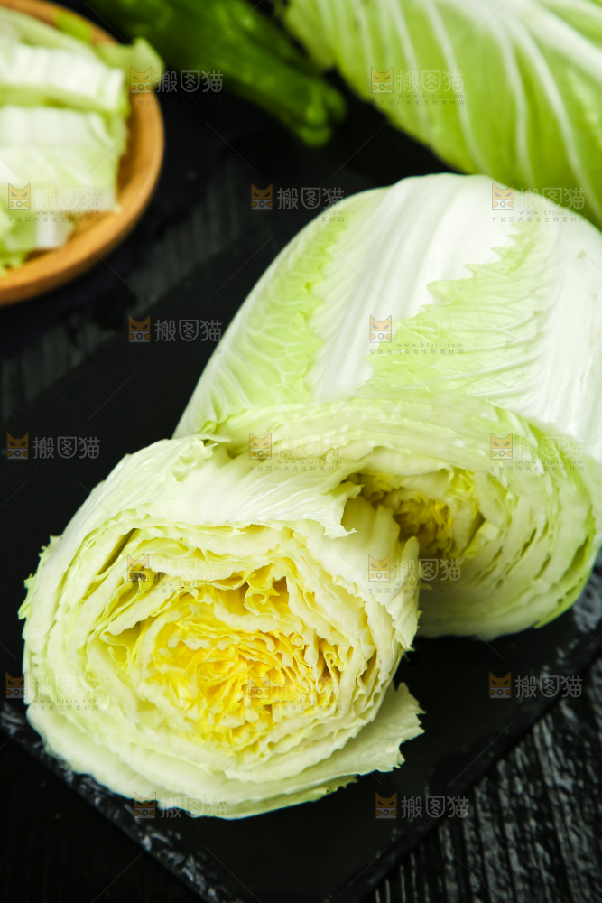 黑底上放着大白菜