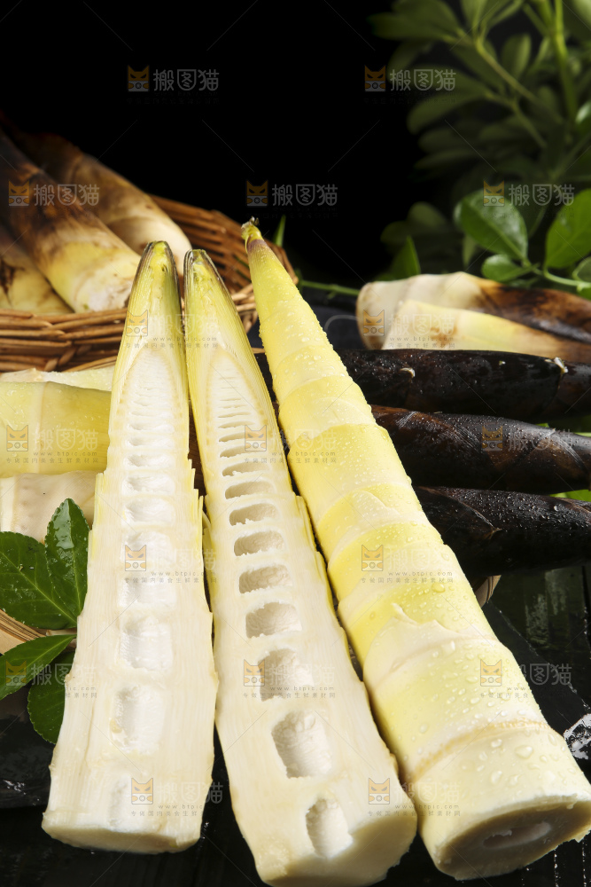 黑底上放着新鲜的天目山春笋