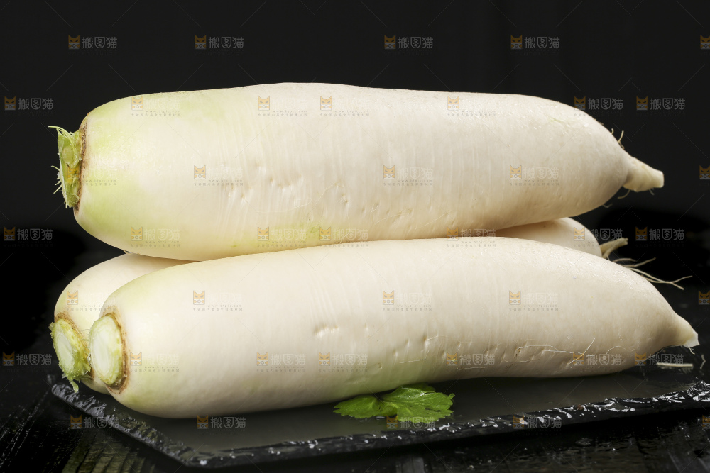 深底上放着白萝卜