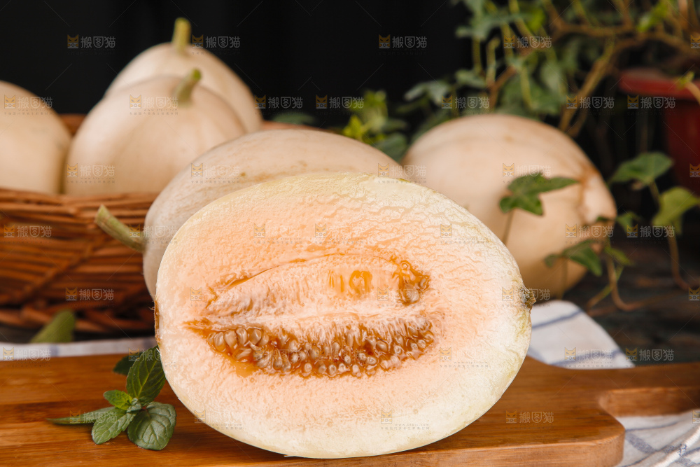 木板上放着陕西阎良甜瓜