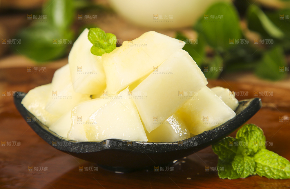 黑碟子装着陕西阎良甜瓜的果肉