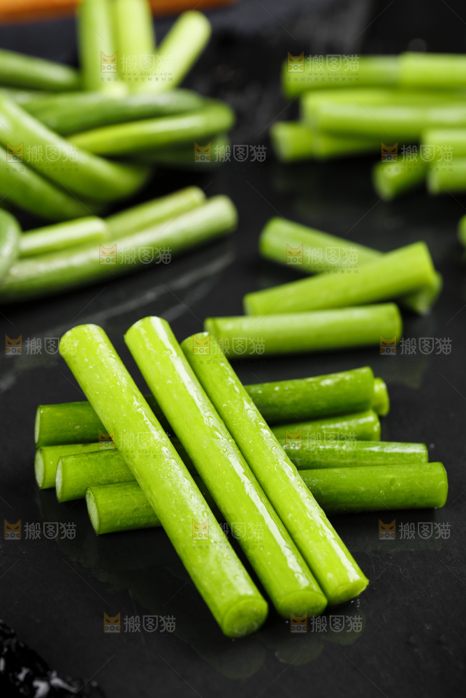 深底上的鲜蒜苔