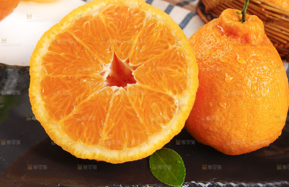 石板上放着新鲜丑八怪橘子
