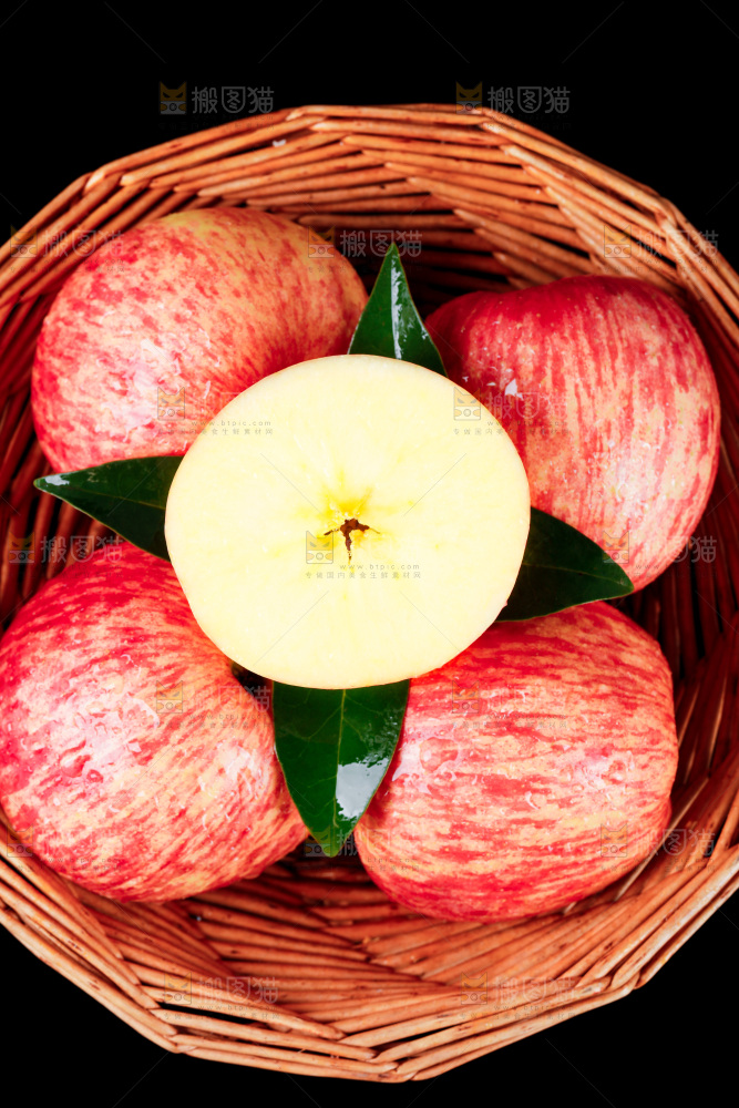 深底上摆放着切开的苹果