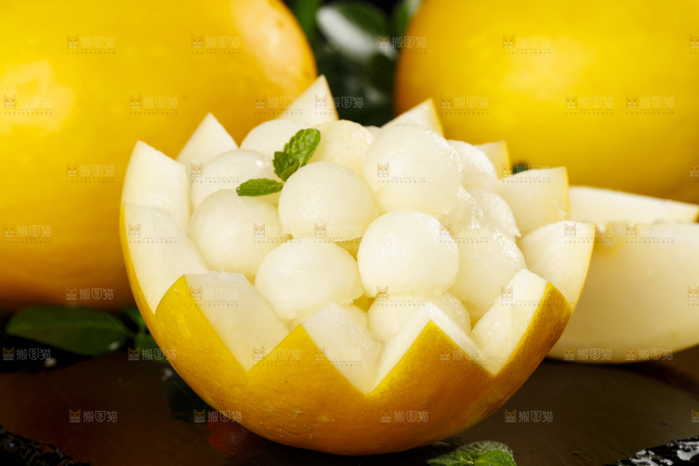 黑底上放着一碗黄金蜜瓜果肉