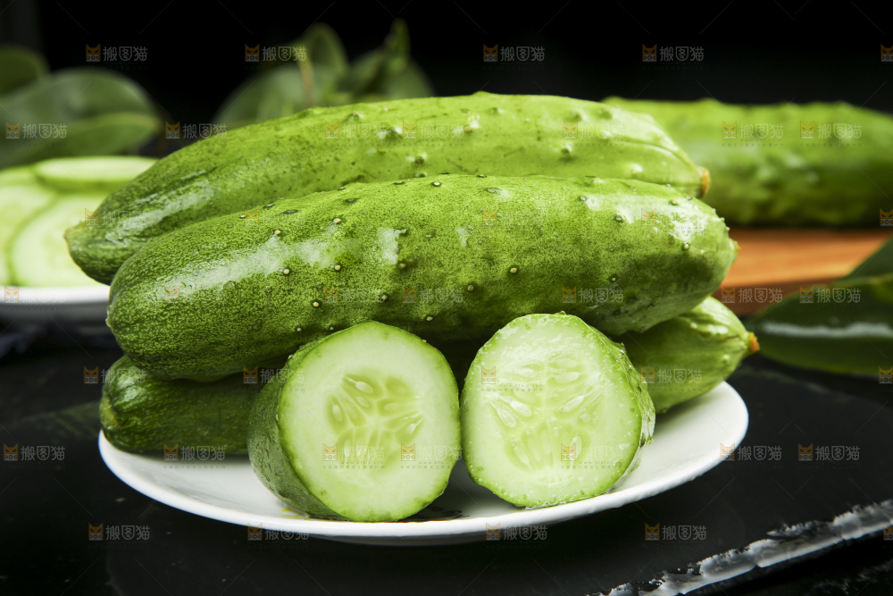 黑石板上放着一盘切开的山东旱黄瓜