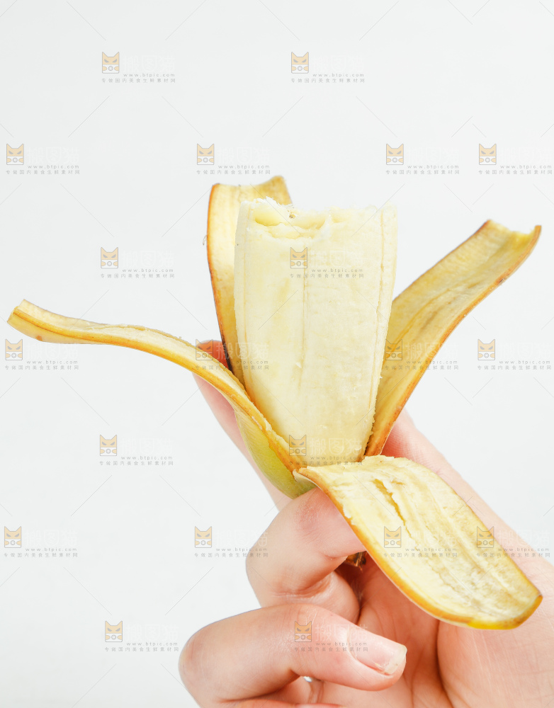 手里削开皮的苹果蕉