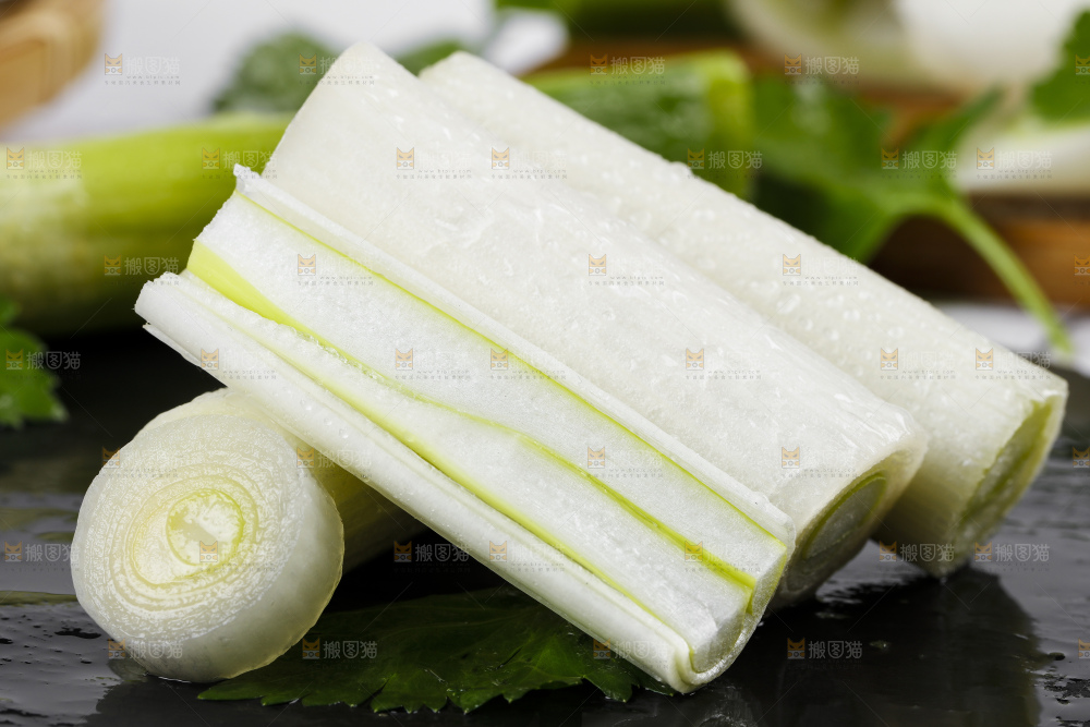 深底上放着毛葱