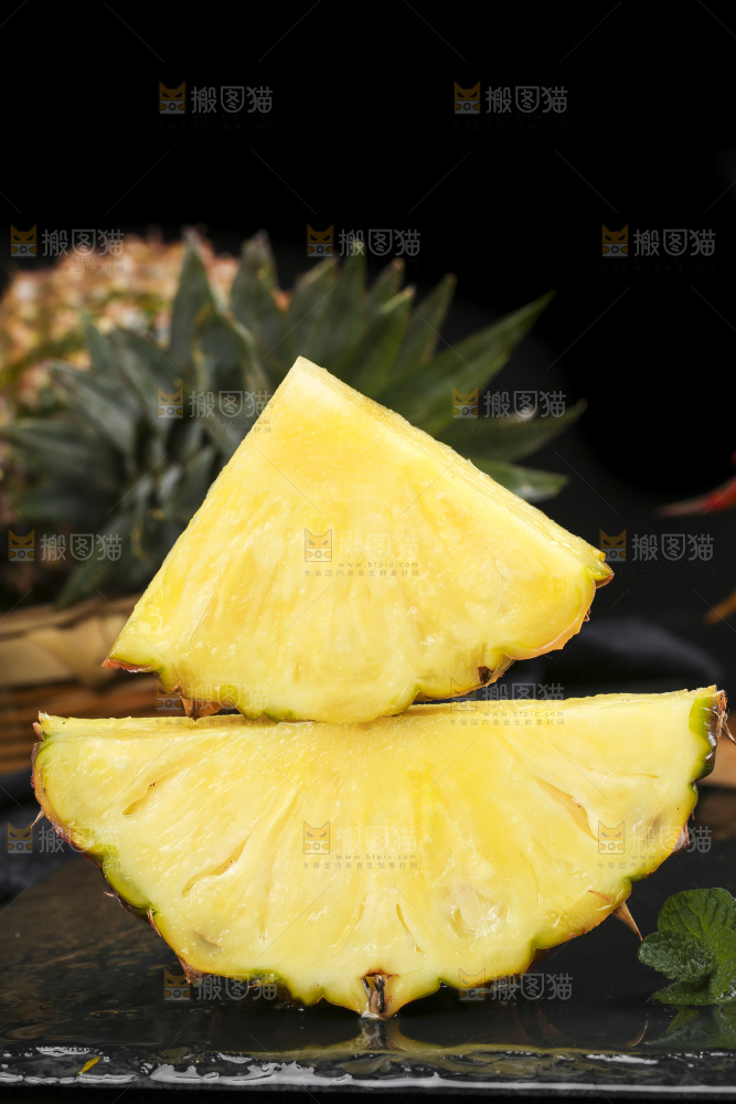 黑底上放着切开的金钻凤梨