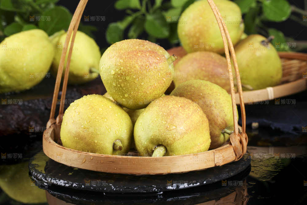 深底上放着新鲜香梨