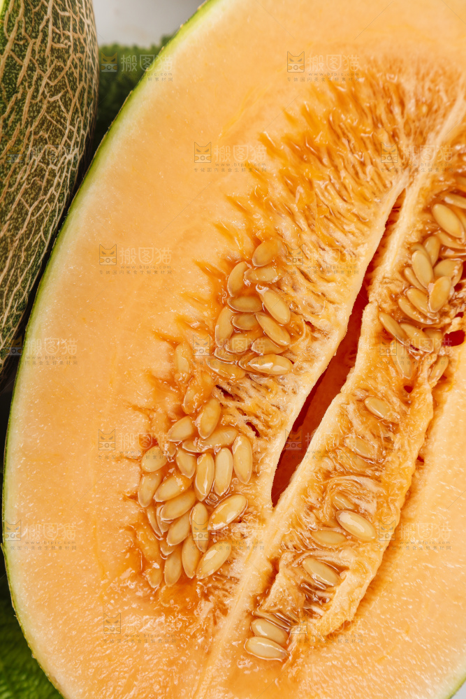切开的海南西州蜜瓜放在白底上