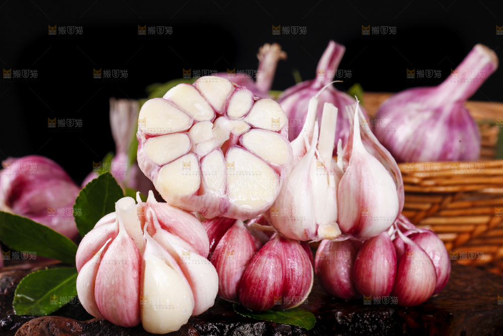 深底上放着云南新鲜紫皮大蒜