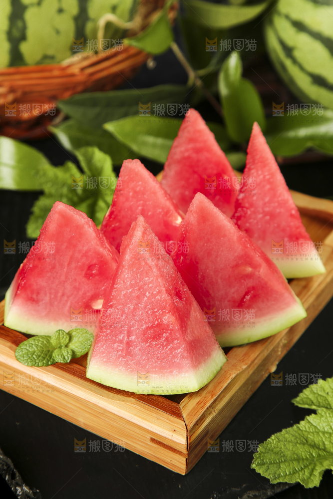 黑石板上放着海南麒麟西瓜