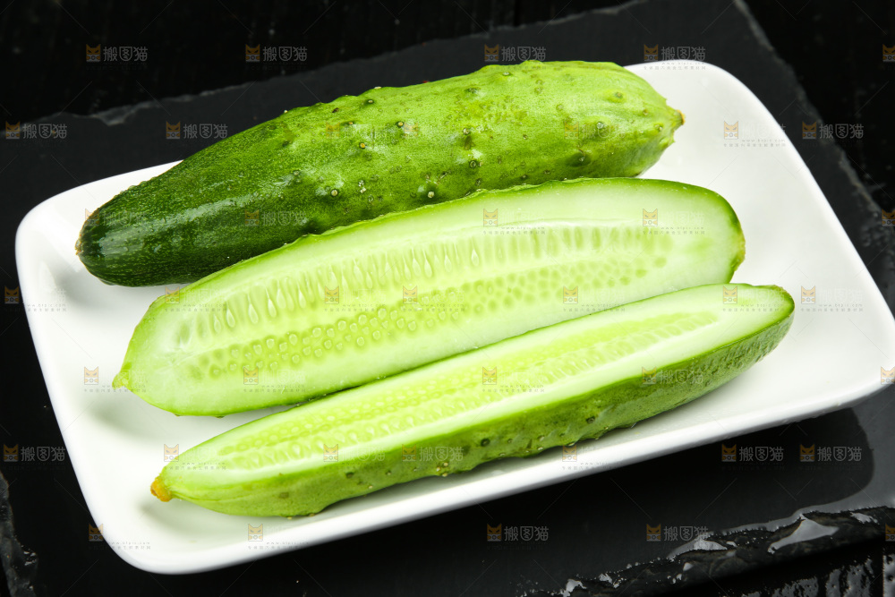 碟子里装着黄瓜
