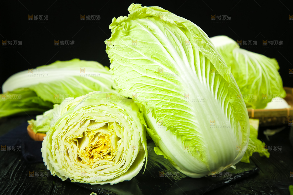 黑底上放着大白菜