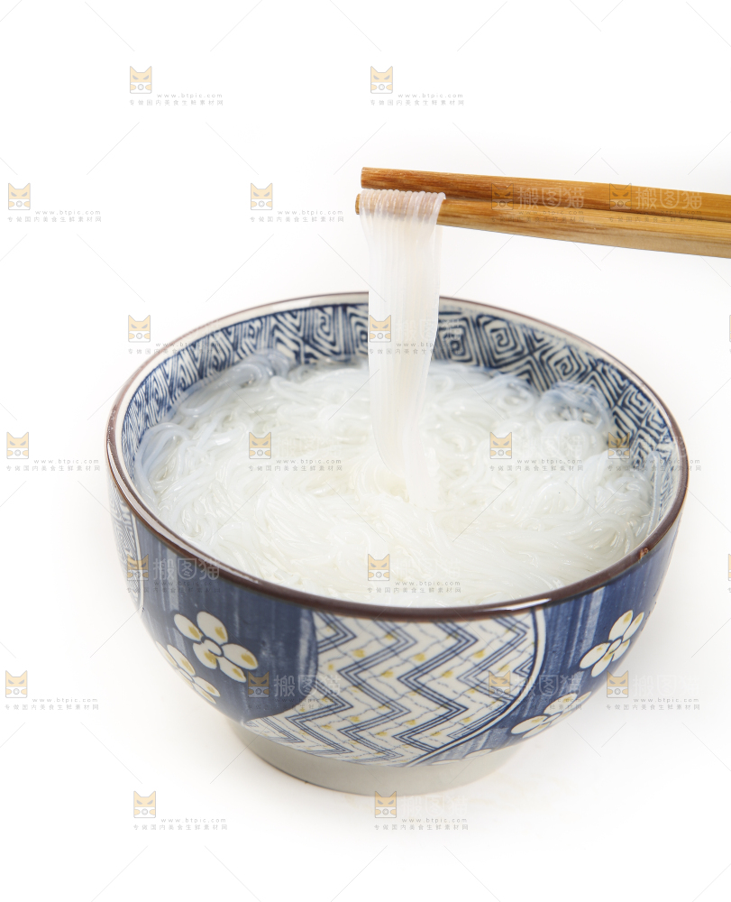 筷子夹着碗里泡开的粉丝