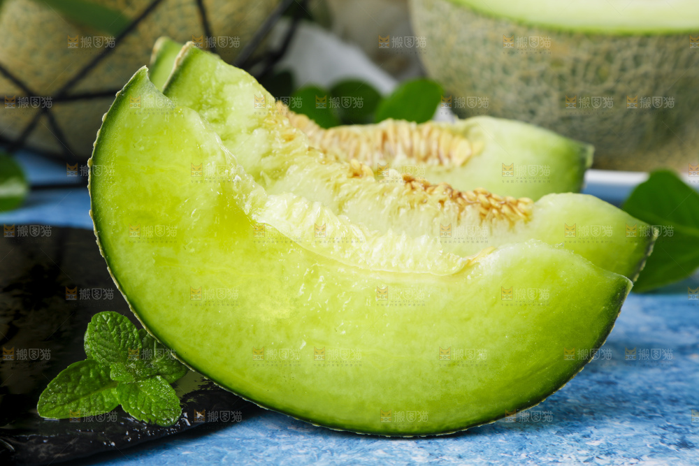 石板上放着切开的网纹蜜瓜