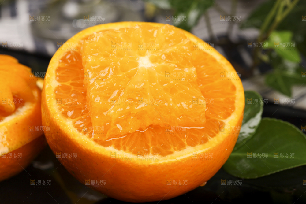深底上放着切开的新鲜沃柑