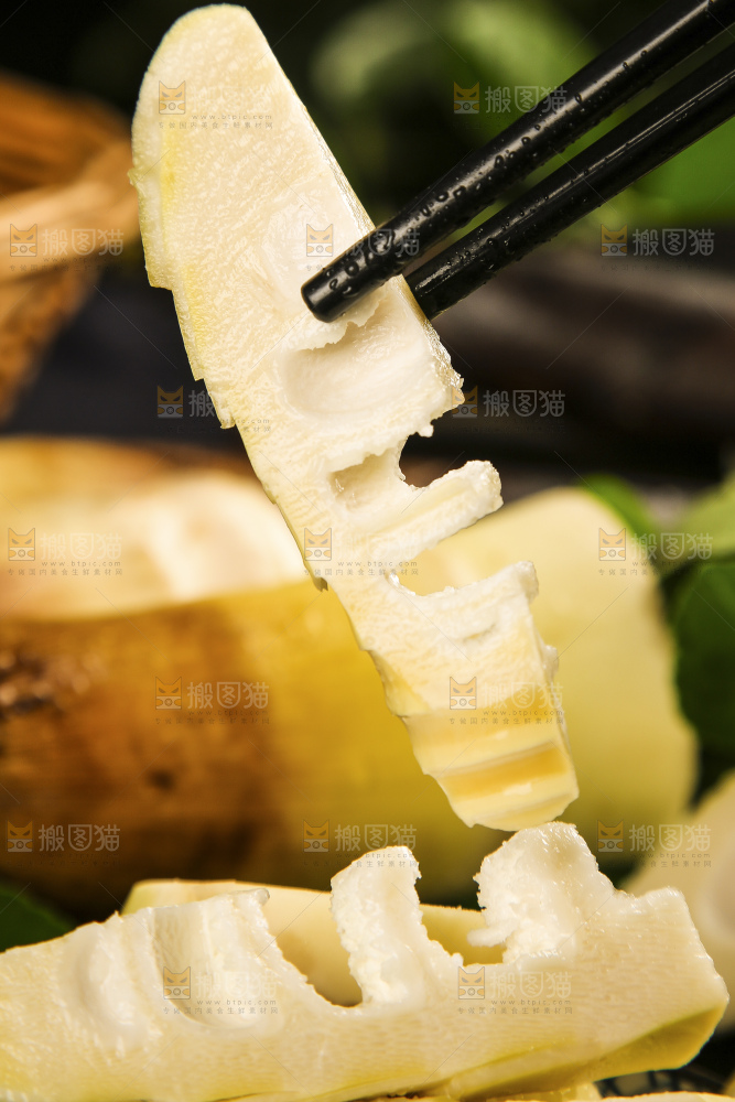 筷子夹着切开的春笋片