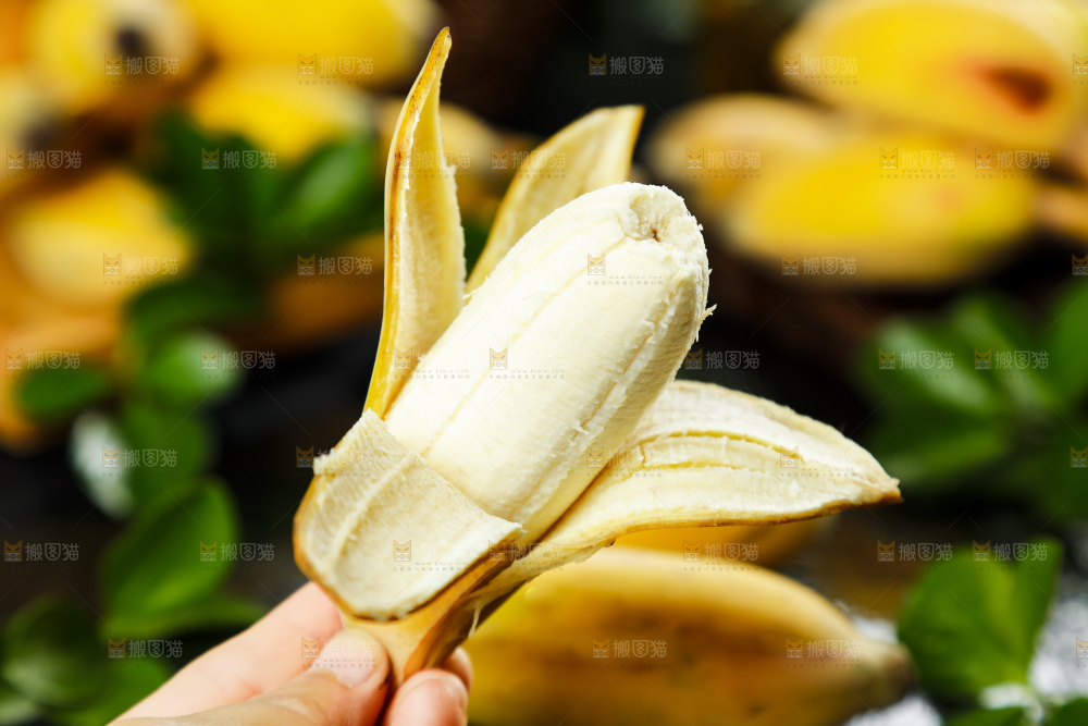 手里削开皮的苹果蕉
