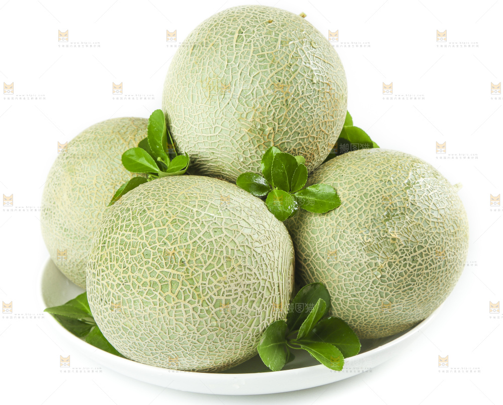 白底上放着新鲜玫珑网纹蜜瓜