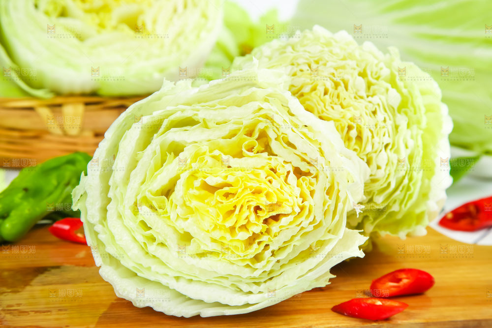 木底上放着新鲜大白菜