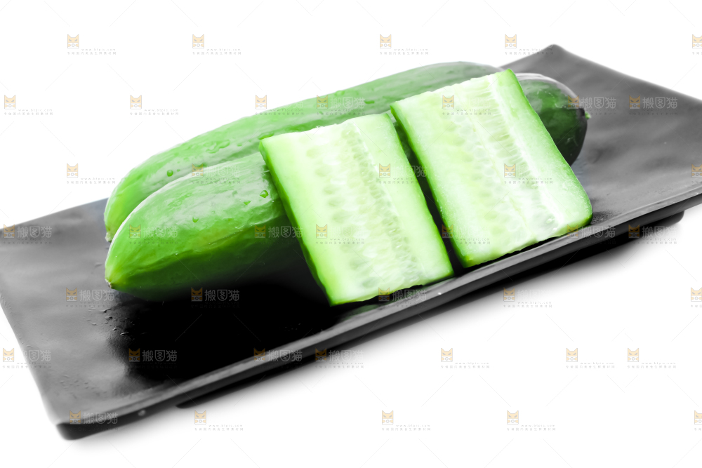白底上放着一盘新鲜小青瓜