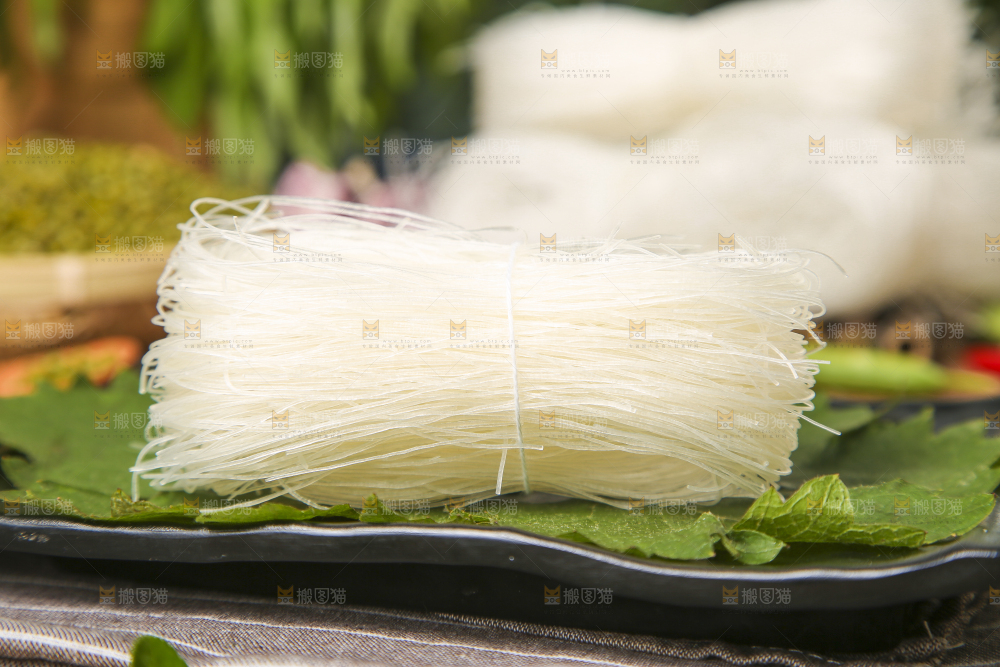 黑盘子里装着江西粉丝