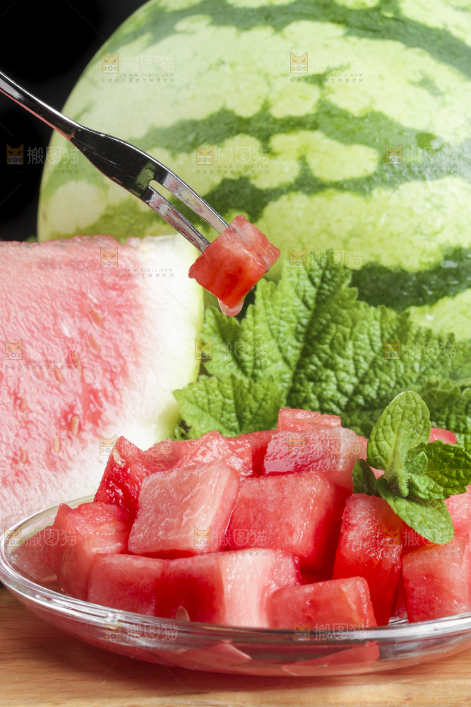 叉子叉着西瓜果肉