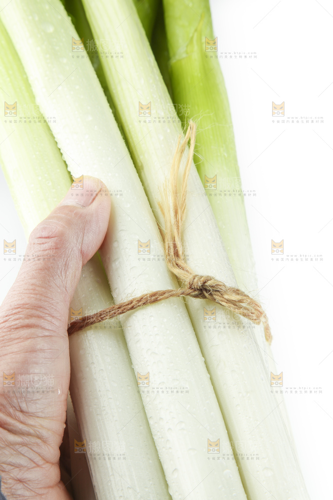 手里拿着一捆大捆