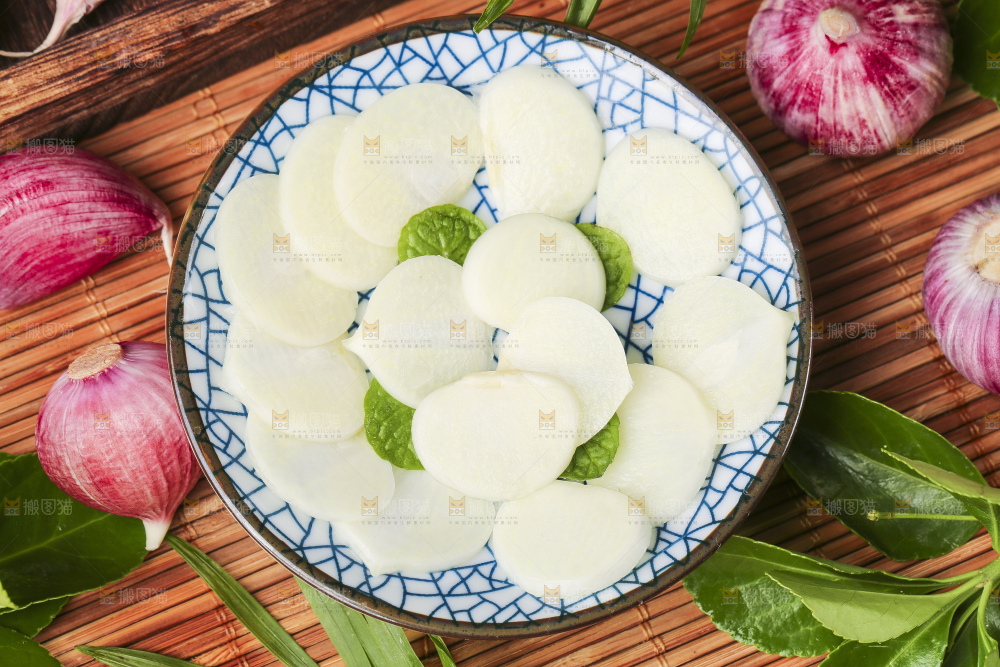 木底上放着一盘切开的独蒜