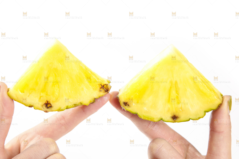 手里拿着海南金钻凤梨