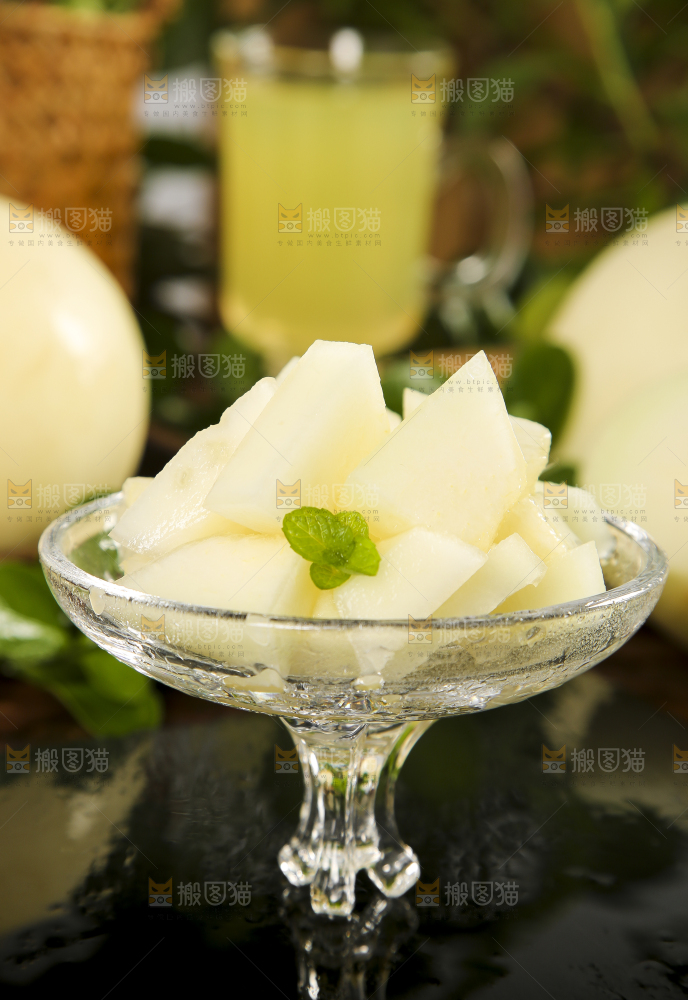 玻璃杯里面放着陕西阎良甜瓜的果肉