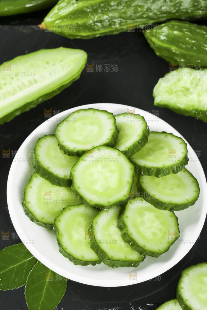 黑底上放着一盘切开的新鲜黄瓜