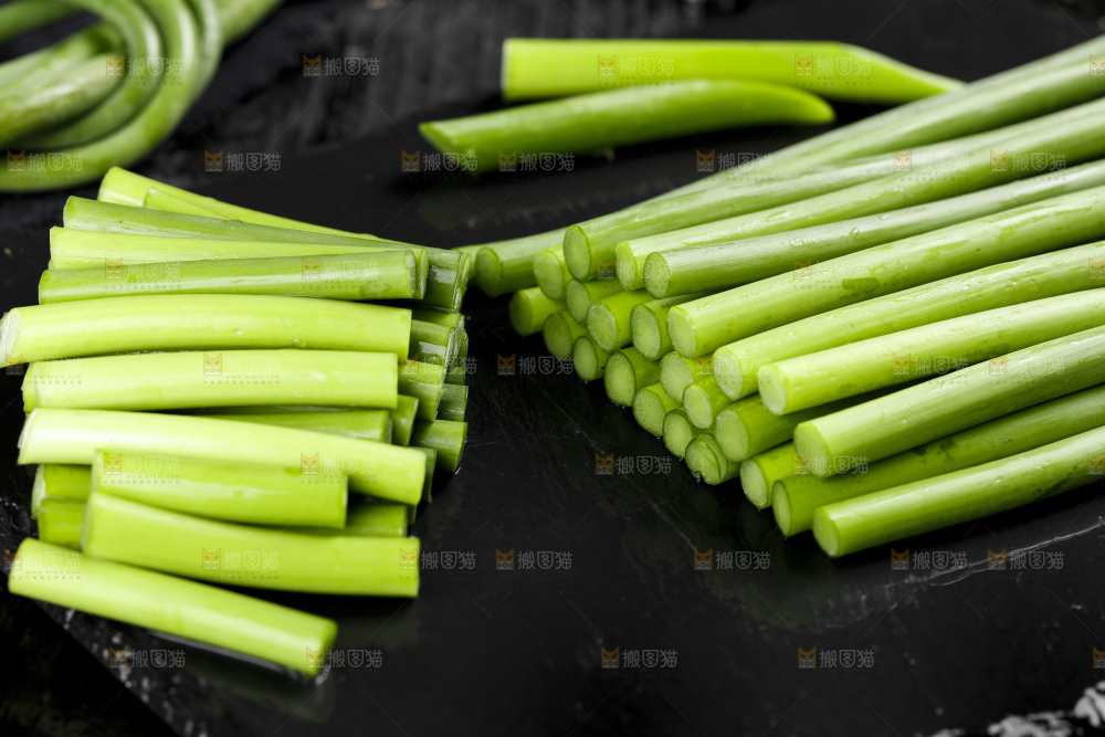 黑底上放着新鲜蒜苔