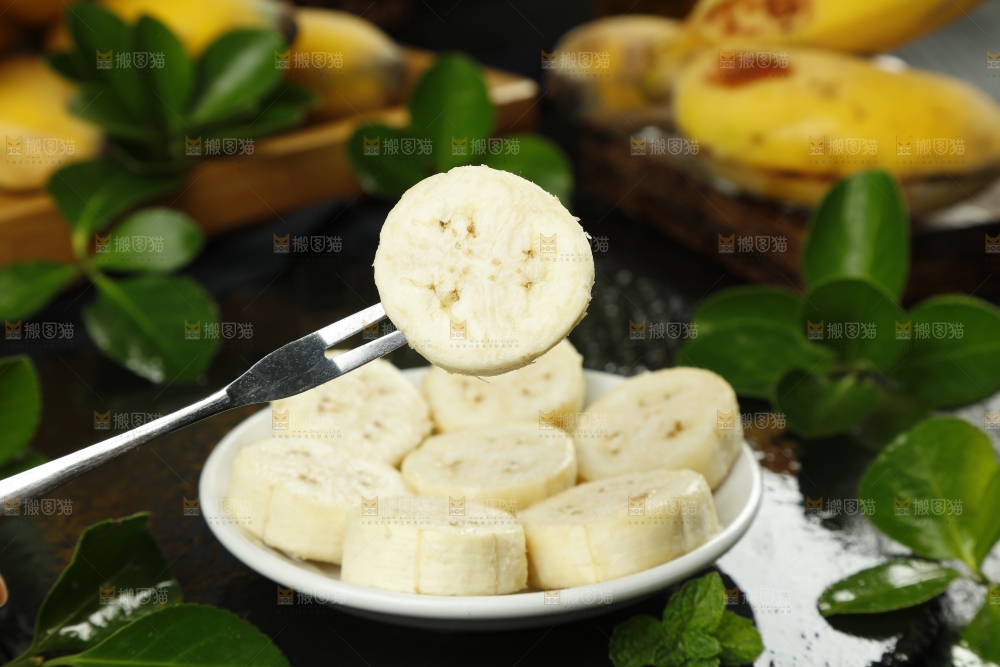 叉子插着广西苹果蕉的果肉